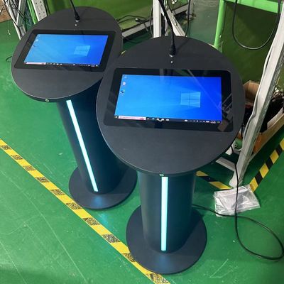 Multimedia digitaal podium 13,3 inch pccap touch lcd podium luidspreker versterker en draadloze microfoon voor vergaderingen