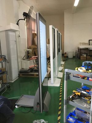 43 inch touchscreen kiosk met 1920x1080 resolutie en 400CD/M2 helderheid