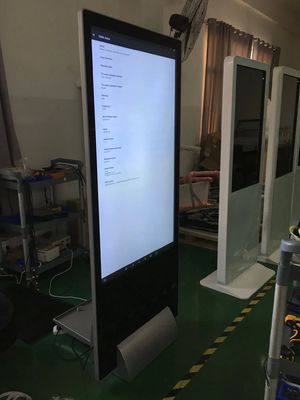 43 inch touchscreen kiosk met 1920x1080 resolutie en 400CD/M2 helderheid