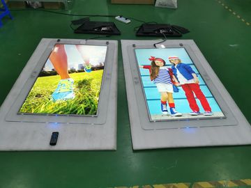 55inch zwart Wit het Systeem Vrij Bevindend Dak die van QLED Android LCD Digitale Signage met het Kader van het Super Slimglas opzetten
